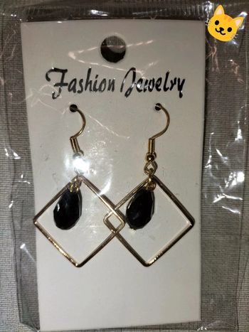 Boucles d'oreilles pendantes carré doré et perle noire