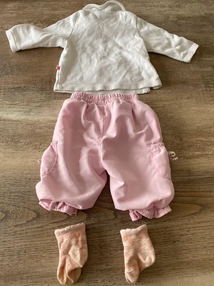 Ensemble bébé fille polo Disney  + pantalon + chaussettes 1/3mois - photo numéro 3