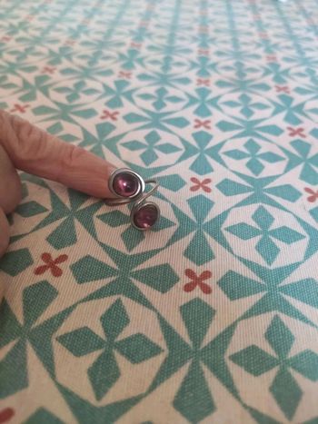 Bague argentée avec 2 pierres violettes