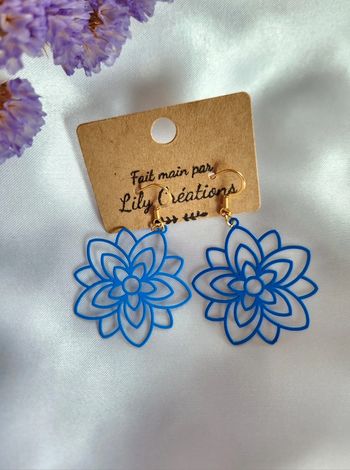 Boucles d'oreilles dorées hypoallergéniques, fleurs bleues LC19