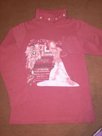 Col roulé avec broderies.