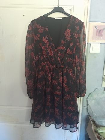 Robe noire et rouge fleurie, taille M