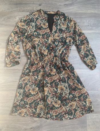 Élégante robe à fleurs et détails dorés