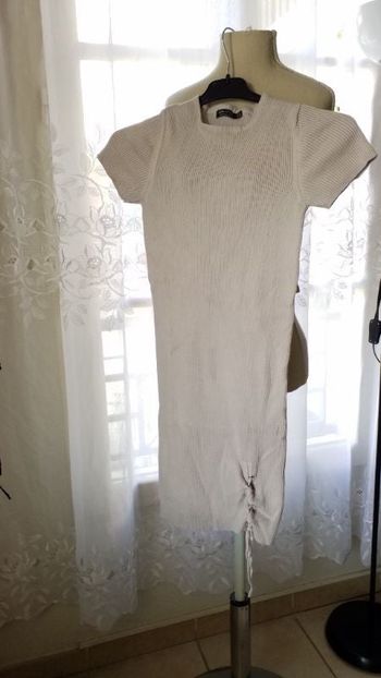 robe pull  beige  avec cordon sur le côté taille M très bon état