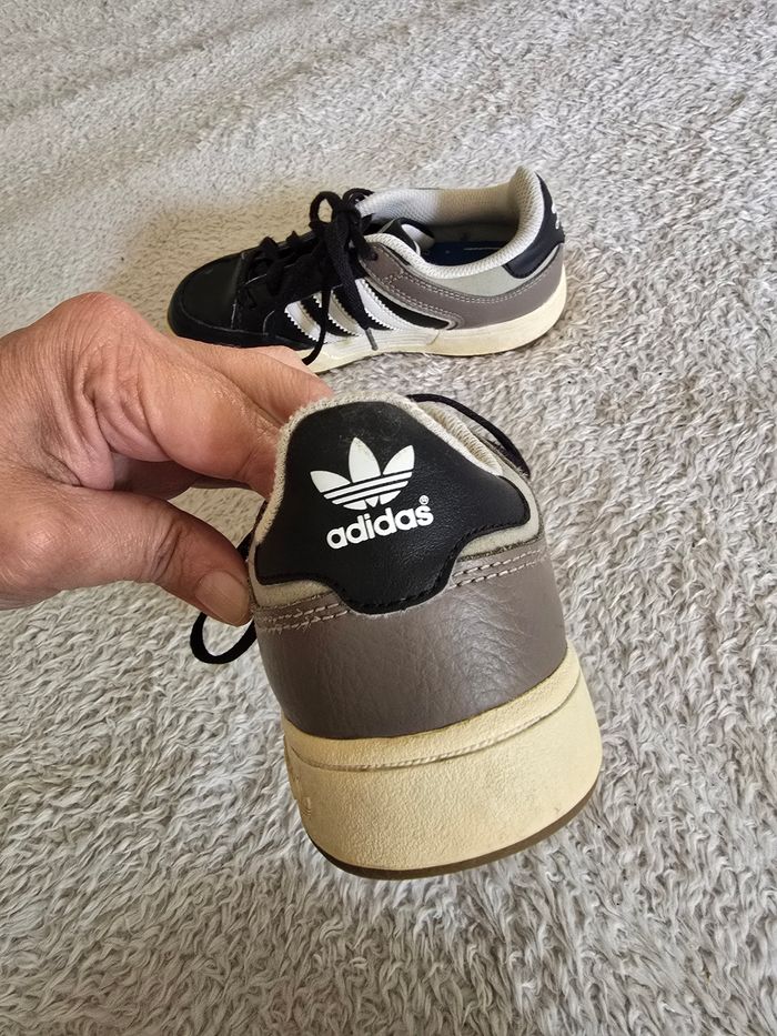 Baskets mixte 🍒Adidas🍒pointure 32 - photo numéro 4