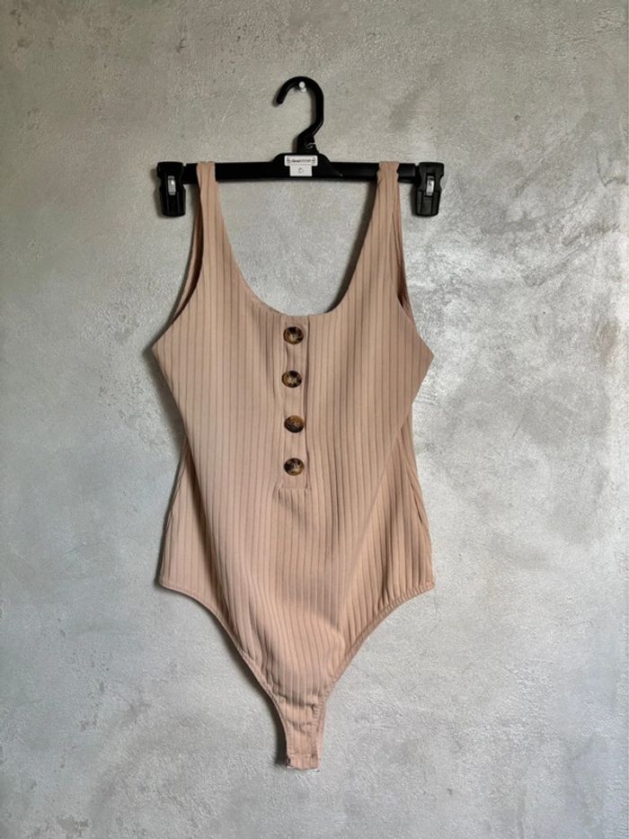 Body nude côtelé PrettyLittleThing