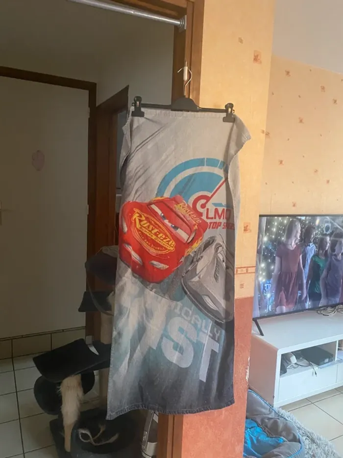 Serviette Cars – Idéale pour la plage ou la douche – Bon état - photo numéro 2