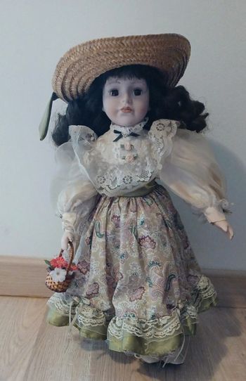 Poupée en porcelaine