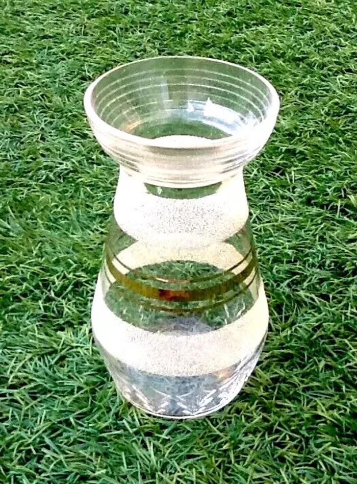 Années 1950 Vase à Jacinthe Verre transparent et granité jaune, liserés dorés