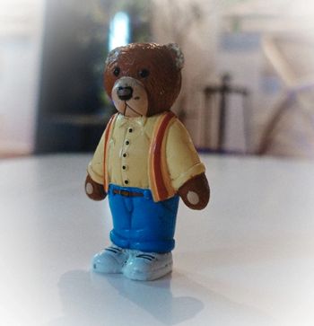 Figurine figura jean chemise jaune rouge nounours ours ourson Teddy Bear nono embout crayon