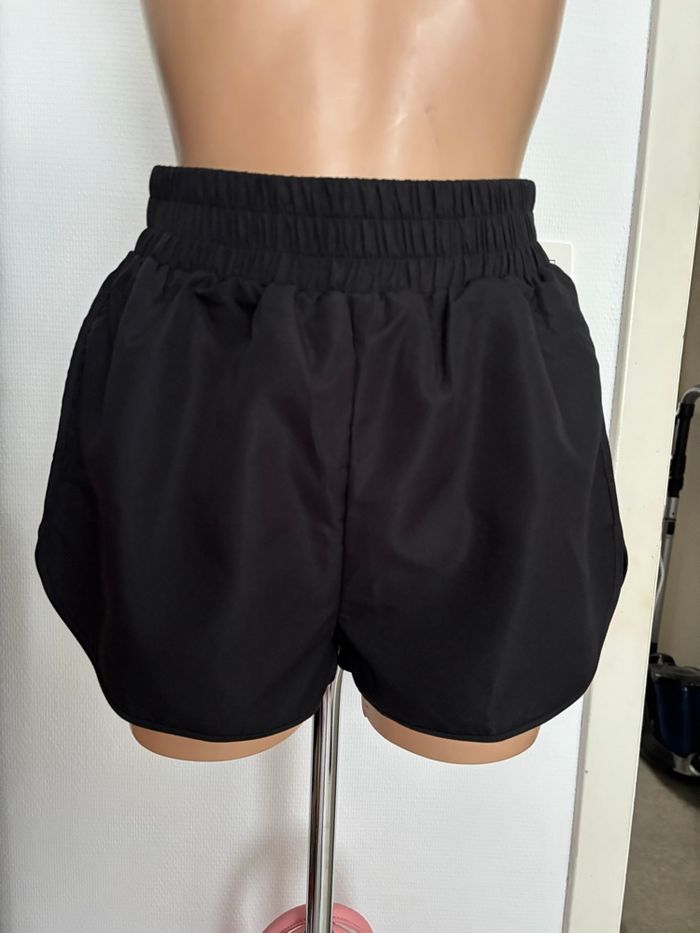 Short noir neuf - photo numéro 1