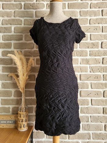 Petite robe noire Zara tissu texturé