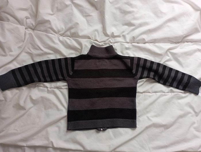 Gilet zippé rayé noir/gris 3 ans