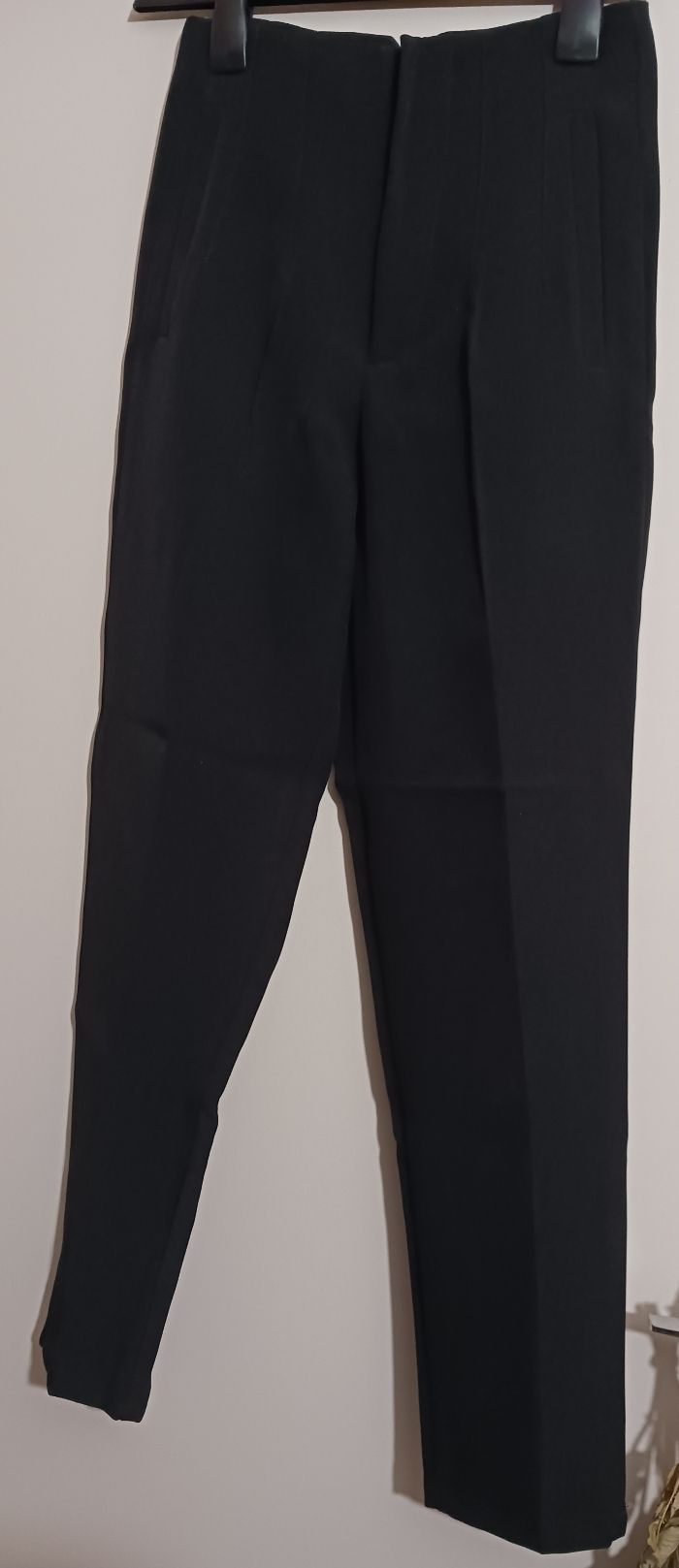 Pantalon noir, taille 34 / 36 ; excellent état voire comme neuf