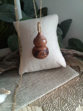 Collier pendentif porte bonheur urne en bous
