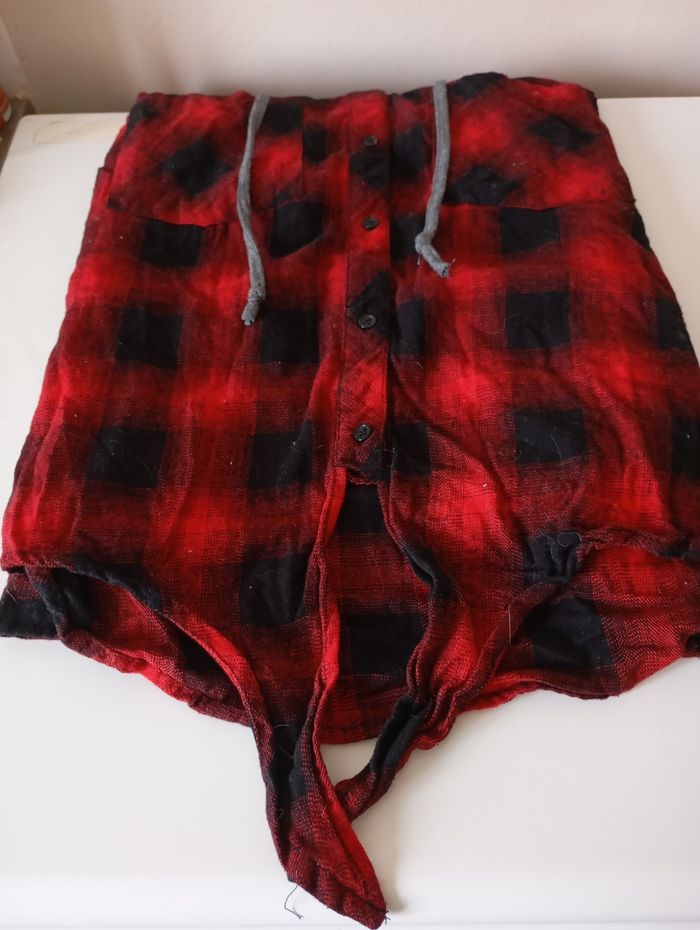 Chemise avec capuche et 2 poches . Taille M .Coton carreaux  rouge et noir . Jennyfer. État neuf - photo numéro 6