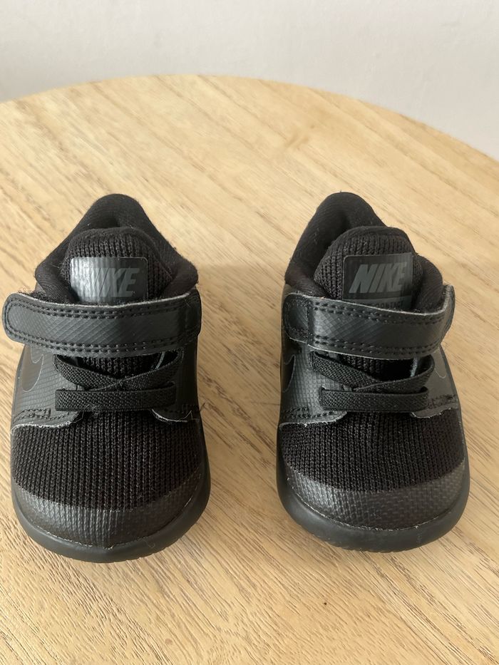 Baskets Nike bébé taille 17