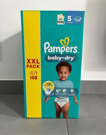 Un carton de couches Pampers XXXL taille 5