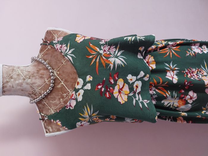 Robe longue à fines bretelles verte à fleurs taille 38 - photo numéro 2