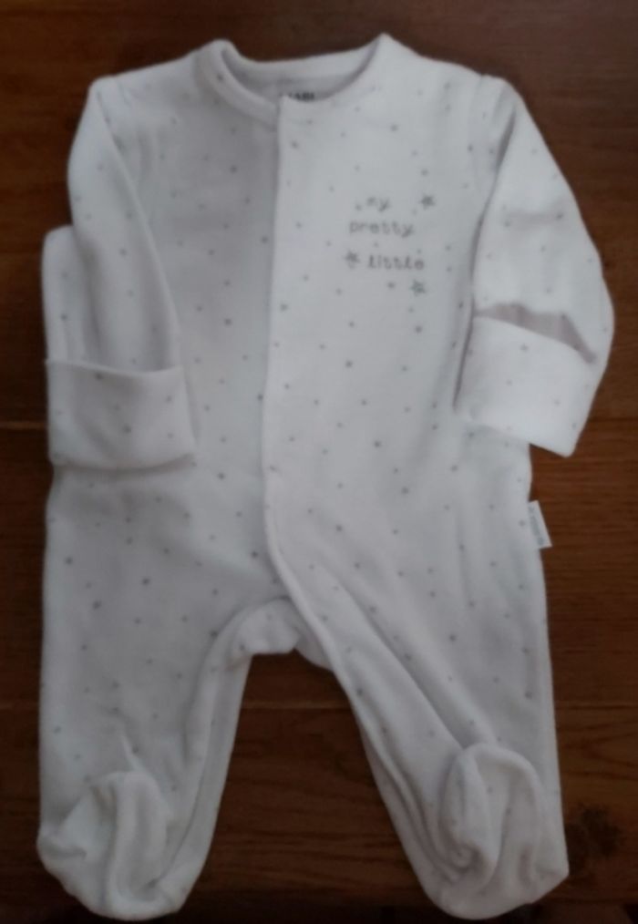 RÉSERVÉ      Lot de 5 pyjamas  kiabi 3 mois. En très bon état - photo numéro 4