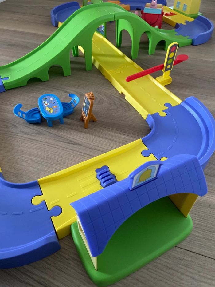 Peppa Pig Le Circuit en ville de Peppa - photo numéro 3