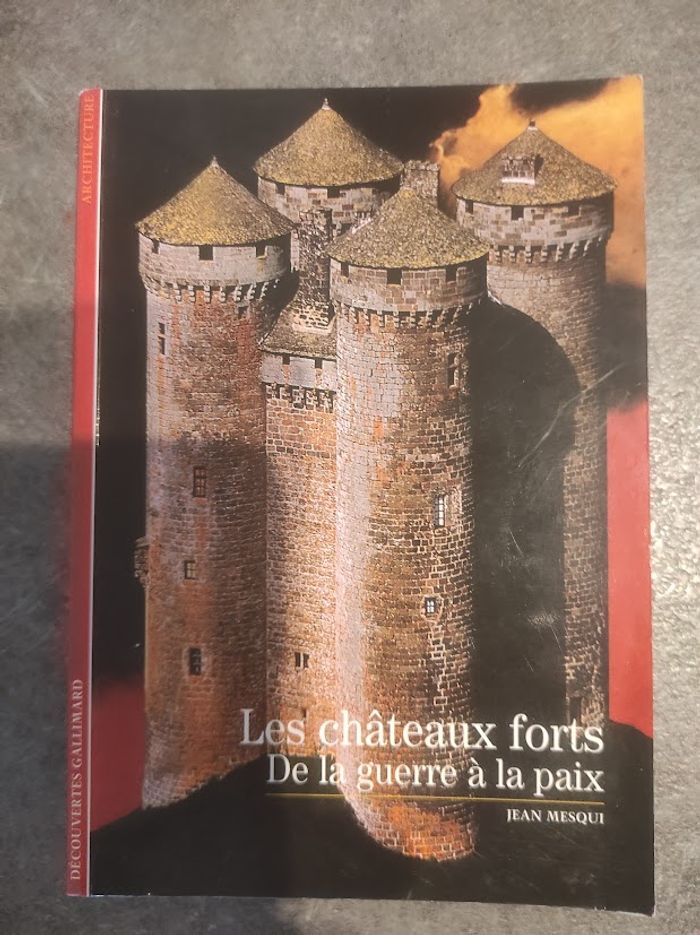 Les châteaux forts De la guerre à la paix Jean Mesqui Gallimard Découvertes 1999