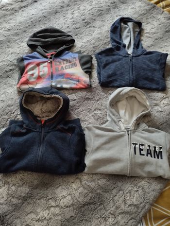 Lot de 4 vestes zippées taille 6ans