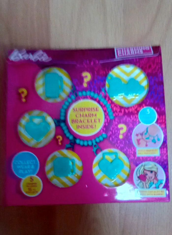 Bracelet et charms Barbie Neuf - photo numéro 2