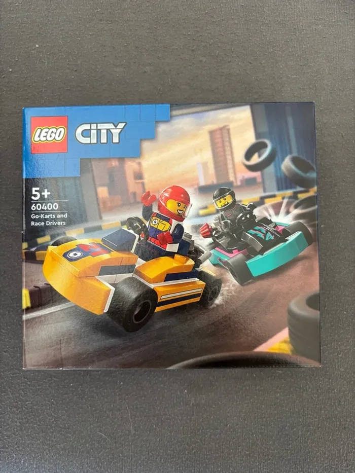 Lego 60400 les karts et les pilotes de course.