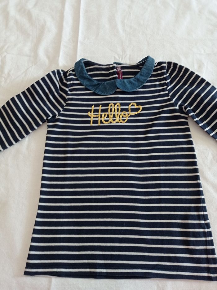 Marque sergent major taille 10 ans 140 cm manche longues couleur bleu foncé avec petit col Jean super sympa couleur le foncé avec rayures blanche infection devant avec inscription marqué Hello voir photos - photo numéro 2