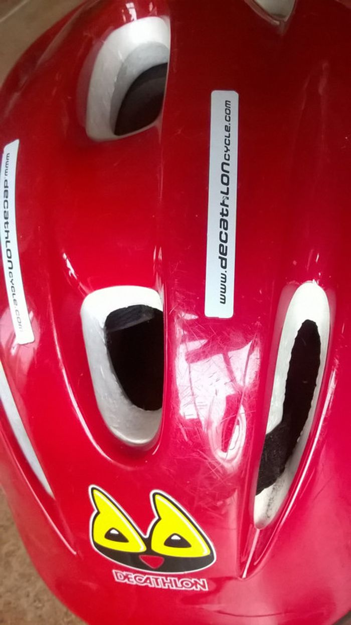 casque rouge de vélo de la marque decathlon en bon etat taille 52-56 cm - photo numéro 2