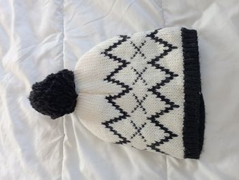 Bonnet femme de ski Hiver à Pompon Fourré Blanc Noir