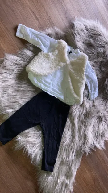 Ensemble composé blouse blanche/ gilet /caleçon noir 9 mois