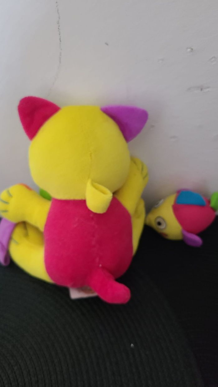 Kitten Baby Toy colorée. Jouet coloré de bébé de développement Chaton tenant un poisson et un hoche - photo numéro 2