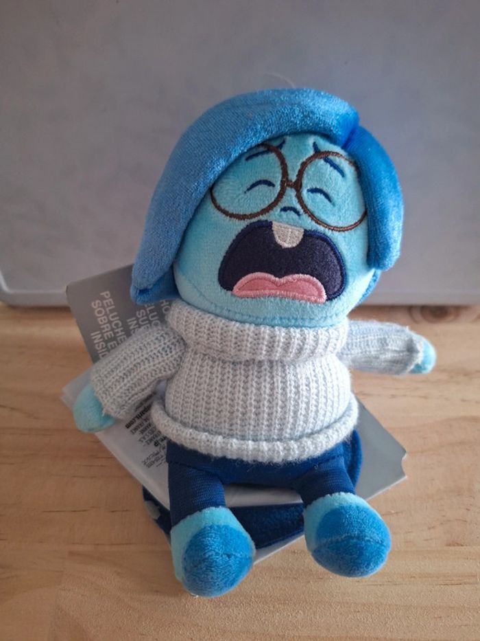 Peluche Tristesse Vice Versa 2 - Disney Pixar - Shoulder Plush Aimantée