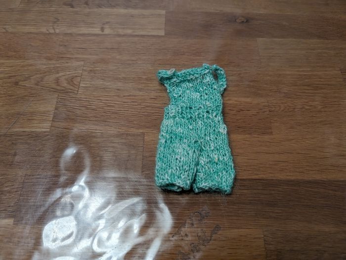 Combinaison short tricot pour poupée Barbie