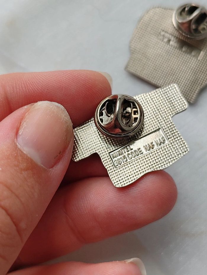 Lot de 4 pin's Naf naf vintage - photo numéro 6