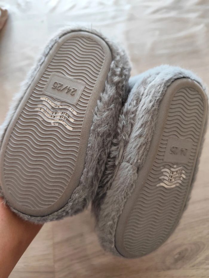 Chaussons gris monstre - photo numéro 2