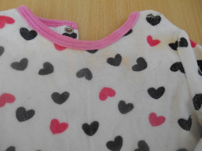 Pyjama fille 3 mois - 1 pièce - motifs petits coeurs - photo numéro 2