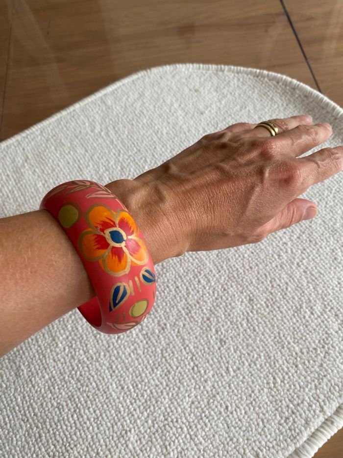 Bracelet jonc manchette en bois rose corail avec motifs fleurs peints à la main