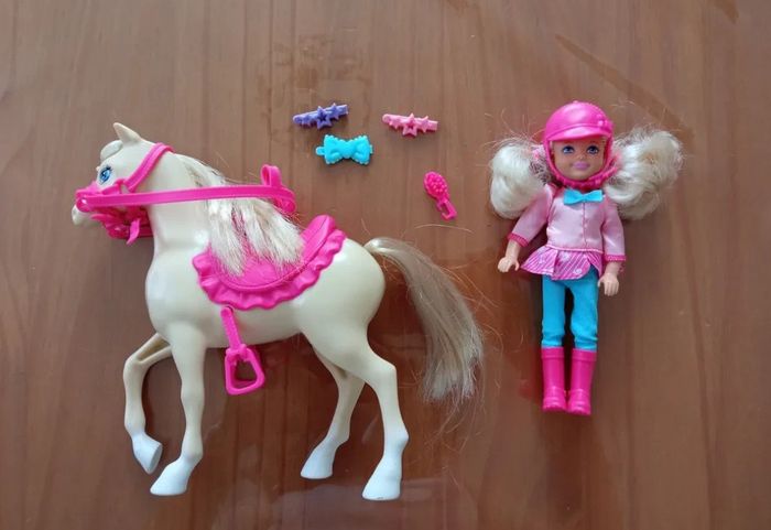 Barbie, Chelsea et son poney