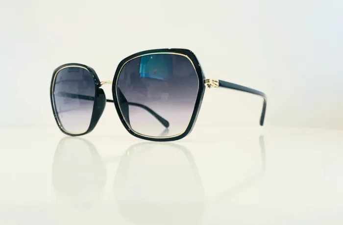 Lunette de soleil femme noire contour doré verres dégradés UV protection catégorie 3 - photo numéro 9