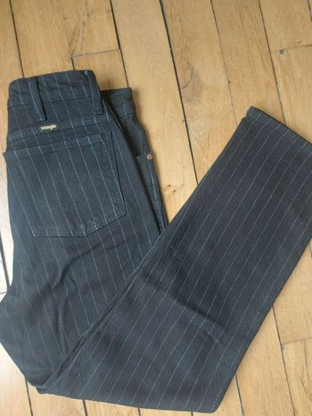 Pantalon jeans Wrangler rayé noir
et gris - Taille 28/32
