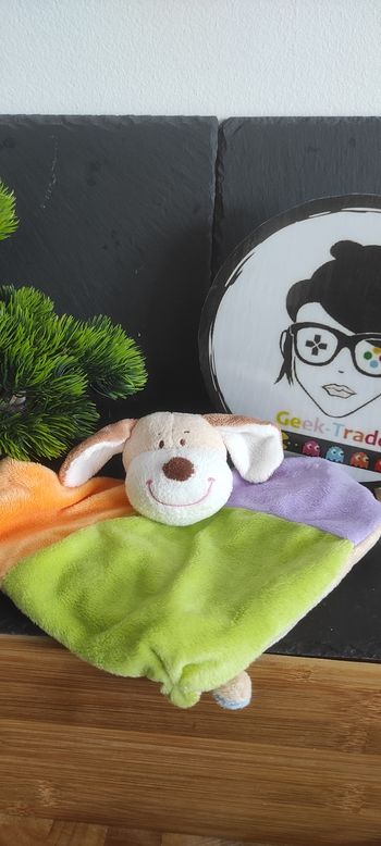 Doudou plat chien mauve vert bleu orange zeeman marron beige