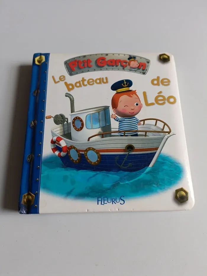 Livre petit garçon le bateau de Léo