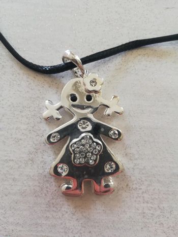 Pendentif argenté" petite fille"avec strass