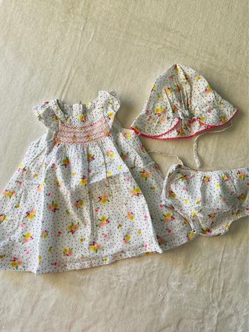 Robe cache couche et chapeau bébé fille du pareil au même