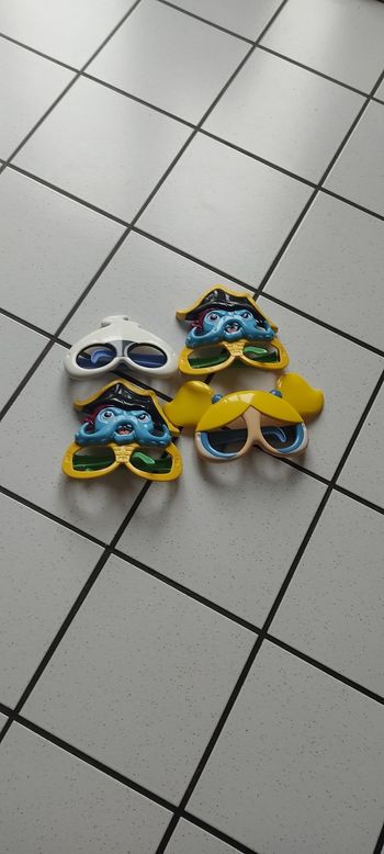 Lot de lunettes en jouet