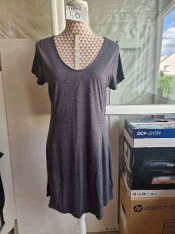 Robe, midi, grise, en polyester & viscose, en très très bon état, longueur 86cm