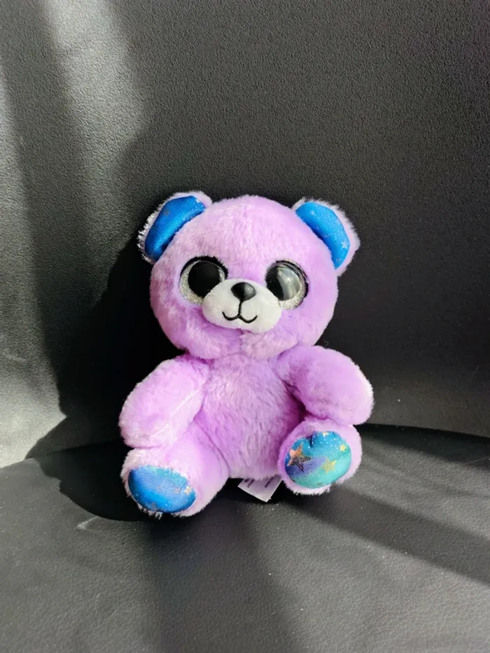 CoComelon
Dans Cônes peluche Classiques, ours lilas violet yeux brillants Fizzy